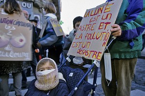 CARNAVAL DES POLLUES, MANIFESTATION DES RIVERAINS DU FAUBOURG SAINT-DENIS CONTRE LA QUALITE DE L'AIR DANS LE XEME ARRONDISSEMENT, PARIS 1998 