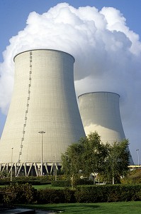 FUMEE DE CHEMINEES DE CENTRALE NUCLEAIRE, NOGENT SUR SEINE 