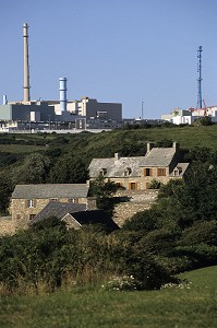 MAISON DEVANT L'USINE DE RETRAITEMENT DE DECHETS NUCLEAIRES DE LA HAGUE, SOCIETE COGEMA, MANCHE (50) 