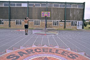 TERRAIN DE BASKET, PLAYGROUND, JEUNESSE FRANCAISE EN BANLIEUE, SARCELLES (93) 