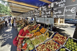 ETALAGE DE FRUITS ET LEGUMES, MARCHE DE MENILMONTANT AVEC DOUBLE AFFICHAGE DES PRIX EN FRANCS ET EN EUROS, (75) PARIS, FRANCE