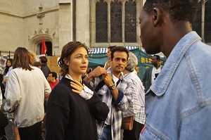 MOBILISATION DE EMMANUELLE BEART, SON FRERE OLIVIER ET  BOUBACAR DIOP, L'UN DES DELEGUES DES FAMILLES AFRICAINES, DES SANS-PAPIERS DE L'EGLISE SAINT-BERNARD, AOUT 1996 (75) 