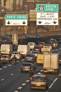 TRAFIC DENSE, EMBOUTEILLAGE MATINAL EN DIRECTION DE PARIS, AUTOROUTE A4 