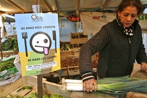 SLOGAN ET TRACT ANTI OGM, 'OGM, J'EN VEUX PAS, NI DANS MON ASSIETTE, NI DANS LES CHAMPS' SALON VIVRE AUTREMENT, LE SALON DE L'ART DE VIVRE ETHIQUE, CHIC ET BIO 