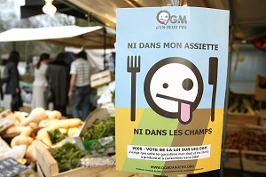 SLOGAN ET TRACT ANTI OGM, 'OGM, J'EN VEUX PAS, NI DANS MON ASSIETTE, NI DANS LES CHAMPS' SALON VIVRE AUTREMENT, LE SALON DE L'ART DE VIVRE ETHIQUE, CHIC ET BIO 