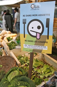 SLOGAN ET TRACT ANTI OGM, 'OGM, J'EN VEUX PAS, NI DANS MON ASSIETTE, NI DANS LES CHAMPS' SALON VIVRE AUTREMENT, LE SALON DE L'ART DE VIVRE ETHIC, CHIC ET BIO 