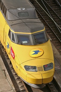 TGV, TRAIN POSTAL EN GARE DE TRIAGE, PARIS GARE DE LYON, PARIS (75) 