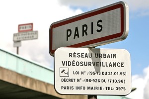 PANNEAU DE SIGNALISATION INFORMANT QUE LA VILLE DE PARIS EST SOUS VIDEO SURVEILLANCE, PARIS, FRANCE 