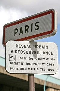 PANNEAU DE SIGNALISATION INFORMANT QUE LA VILLE DE PARIS EST SOUS VIDEO SURVEILLANCE, PARIS, FRANCE 