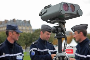 GENDARMES EFFECTUANT UN CONTROLE DE VITESSE EN VILLE AVEC LES JUMELLES, PARIS, FRANCE 
