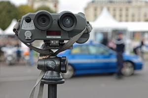 GENDARMES EFFECTUANT UN CONTROLE DE VITESSE EN VILLE AVEC LES JUMELLES, PARIS, FRANCE 
