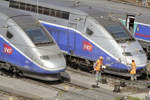 ENTRETIEN, NETTOYAGE DES TGV EN GARE DE TRIAGE, PARIS GARE DE LYON, PARIS (75) 