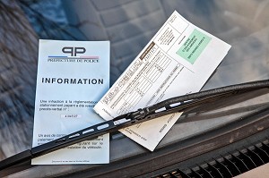 ANCIENNE ET NOUVELLE CONTRAVENTIONS SUR LE PARE-BRISE D'UNE VOITURE, FRANCE 