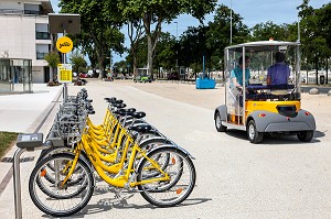 PROJET CITYMOBIL, VEHICULE ELECTRIQUE AUTOMATISE CYBUS, LA VILLE DE LA ROCHELLE TESTE EN CONDITION REELLE DES PROTOTYPES DE TRANSPORTS URBAIN ELECTRIQUE SANS CONDUCTEUR, LA ROCHELLE, CHARENTE-MARITIME, POITOU-CHARENTE, NOUVELLE-AQUITAINE, FRANCE 