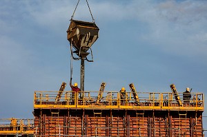COULAGE D'UN MUR EN BETON SUR UN CHANTIER DE CONSTRUCTION 