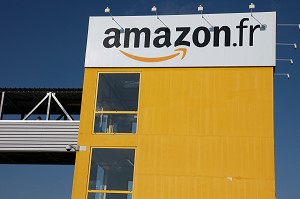 PASSERELLE ET LOGO, PLATEFORME LOGISTIQUE DE LA SOCIETE DE VENTE PAR CORRESPONDANCE AMAZON, SARAN, LOIRET (45) 