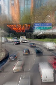 CIRCULATION SUR LE PERIHERIQUE PARISIEN, POLLUTION URBAINE 