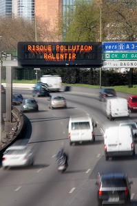 CIRCULATION SUR LE PERIHERIQUE PARISIEN, POLLUTION URBAINE 