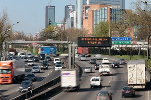 CIRCULATION SUR LE PERIHERIQUE PARISIEN, POLLUTION URBAINE 