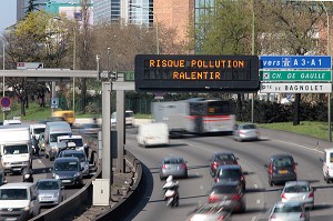 CIRCULATION SUR LE PERIHERIQUE PARISIEN, POLLUTION URBAINE 