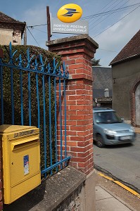 BUREAU DE POSTE, AGENCE POSTALE INTERCOMMUNALE DANS UN VILLAGE RURAL 