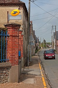 BUREAU DE POSTE, AGENCE POSTALE INTERCOMMUNALE DANS UN VILLAGE RURAL 
