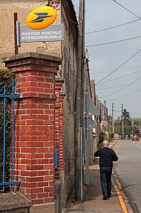BUREAU DE POSTE, AGENCE POSTALE INTERCOMMUNALE DANS UN VILLAGE RURAL 