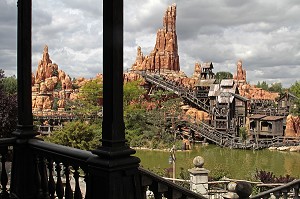 PARC D'ATTRACTIONS, DISNEYLAND PARIS, FRANCE 