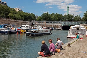 TRANSPORT FLUVIAL, PARIS, FRANCE 