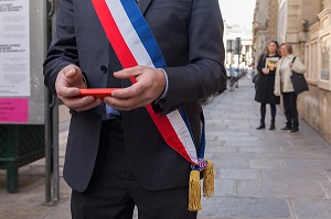 ILLUSTRATION SUR LES ELUS ET LES RESEAUX SOCIAUX 