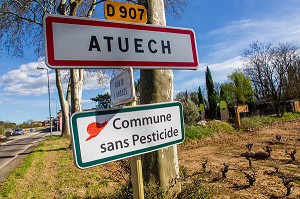 ENTRETIEN DES ESPACES VERTS SANS PESTICIDES, ATUECH, (30) GARD, LANGUEDOC-ROUSSILLON, FRANCE 