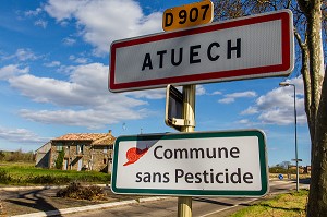 ENTRETIEN DES ESPACES VERTS SANS PESTICIDES, ATUECH, (30) GARD, LANGUEDOC-ROUSSILLON, FRANCE 