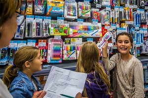 ILLUSTRATION LA RENTREE SCOLAIRE, ACHAT DE FOURNITURES SCOLAIRES EN SUPERMARCHE 