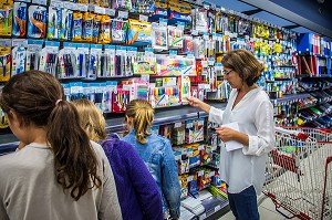 ILLUSTRATION LA RENTREE SCOLAIRE, ACHAT DE FOURNITURES SCOLAIRES EN SUPERMARCHE 