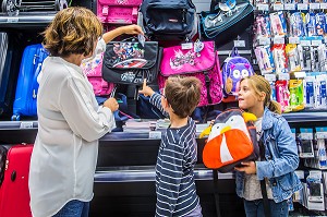 ILLUSTRATION LA RENTREE SCOLAIRE, ACHAT DE FOURNITURES SCOLAIRES EN SUPERMARCHE 