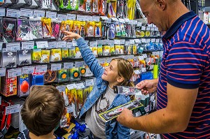 ILLUSTRATION LA RENTREE SCOLAIRE, ACHAT DE FOURNITURES SCOLAIRES EN SUPERMARCHE 