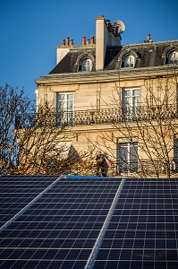 PANNEAUX PHOTOVOLTAIQUES INSTALLES SUR LE ROND POINT DES CHAMPS ELYSEES POUR ALIMENTER UNE PARTIE DES ILLUMINATIONS DE NOEL DE L'AVENUE PENDANT LA COP21, PARIS (75), FRANCE 