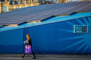 PANNEAUX PHOTOVOLTAIQUES INSTALLES SUR LE ROND POINT DES CHAMPS ELYSEES POUR ALIMENTER UNE PARTIE DES ILLUMINATIONS DE NOEL DE L'AVENUE PENDANT LA COP21, PARIS (75), FRANCE 