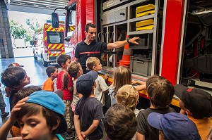 ENFANT DANS UNE CASERNE DE SAPEURS POMPIERS 
