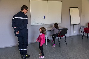 ENFANTS ET SAPEURS POMPIERS