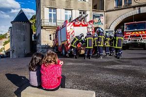 ENFANTS ET SAPEURS POMPIERS 