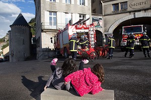ENFANTS ET SAPEURS POMPIERS