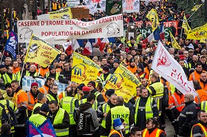 MANIFESTATION DES SAPEURS POMPIERS, ELUS ET POPULATION CONTRE LA FERMETURE DE 19 CENTRE DE SECOURS 