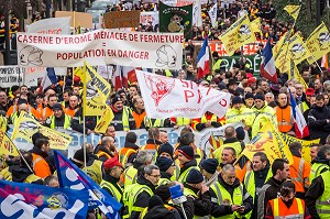 MANIFESTATION DES SAPEURS POMPIERS, ELUS ET POPULATION CONTRE LA FERMETURE DE 19 CENTRE DE SECOURS 