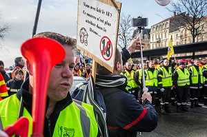 MANIFESTATION DES SAPEURS POMPIERS, ELUS ET POPULATION CONTRE LA FERMETURE DE 19 CENTRE DE SECOURS 