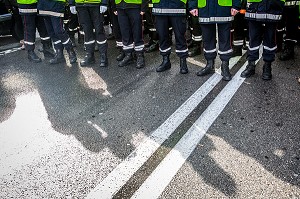 MANIFESTATION DES SAPEURS POMPIERS, ELUS ET POPULATION CONTRE LA FERMETURE DE 19 CENTRE DE SECOURS 