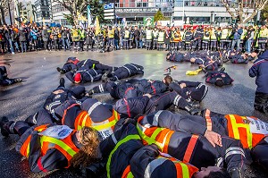 MANIFESTATION DES SAPEURS POMPIERS, ELUS ET POPULATION CONTRE LA FERMETURE DE 19 CENTRE DE SECOURS 