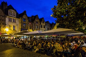 PLACE PLUMEREAU, MAISON A COLOMBAGES, VIEUX TOURS 