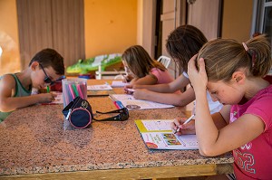 DEVOIRS DE VACANCES 