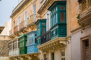 BOW WINDOWS BALCONS COLORES INSPIRES DES MOUCHARABIEHS DES PAYS ARABES, MDINA, MALTE 